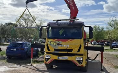 Vučna služba rad s dizalicom, šlep služba, prijevoz tereta u Šibeniku